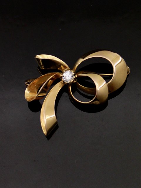 8 carat gold brooch