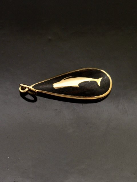 14 carat gold pendant with whale