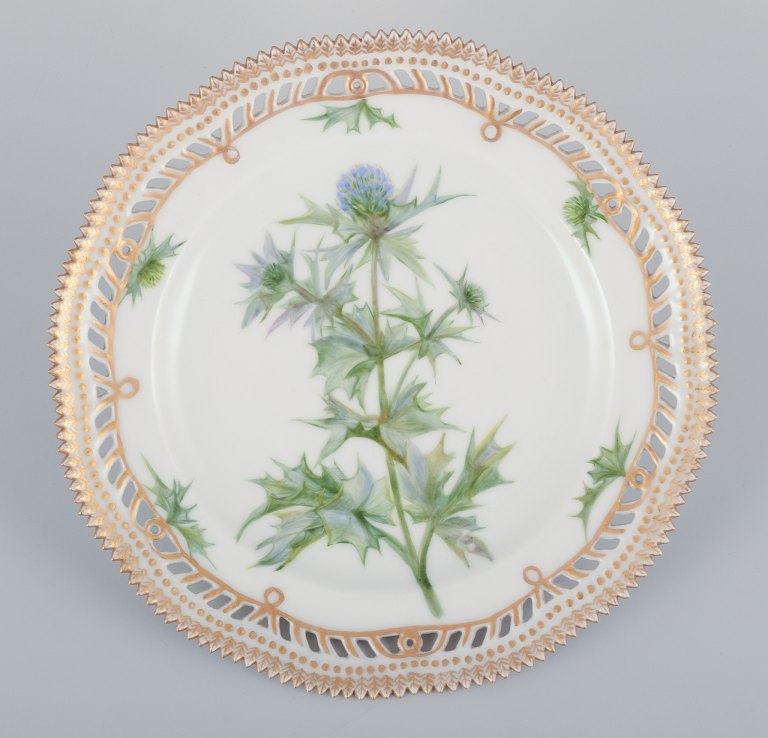 Royal Copenhagen Flora Danica, gennembrudt frokosttallerken. Latinsk betegnelse. 
Privatdekoreret.