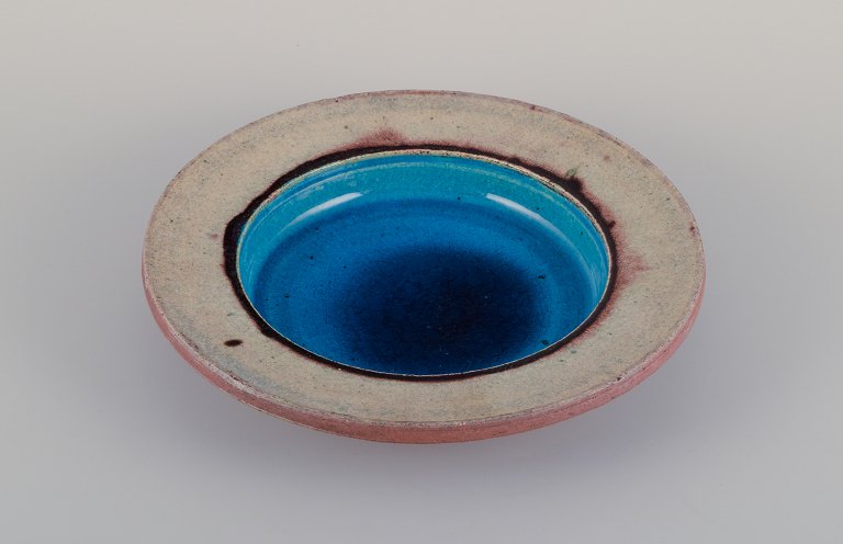 Nils Kähler for Kähler, Denmark. Round ceramic bowl in a modernist style. 
Turquoise and cream-colored glaze.