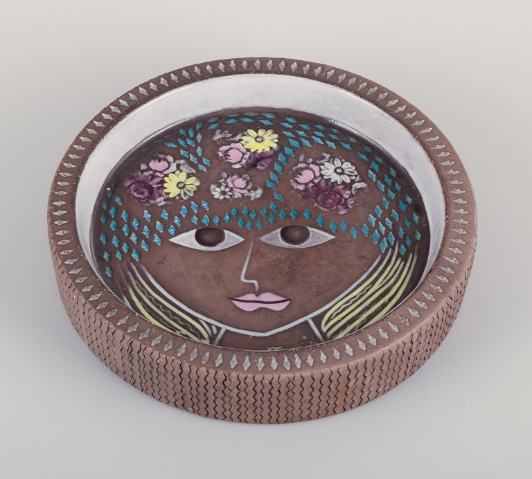 Mari Simmulson for Upsala Ekeby, Sverige. Rund keramikskål med motiv af 
kvindeansigt og blomster.