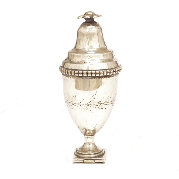 Empire Riechdose aus Silber innen vergoldet. Datiert 1813. H: 10cm. G: 61,7gr