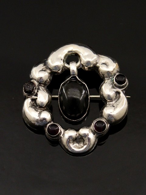 Art nouveau brooch with onyx