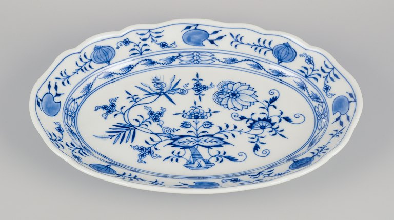 Meissen, Germany. Large oval Blue Onion pattern serving platter. Hand-painted.