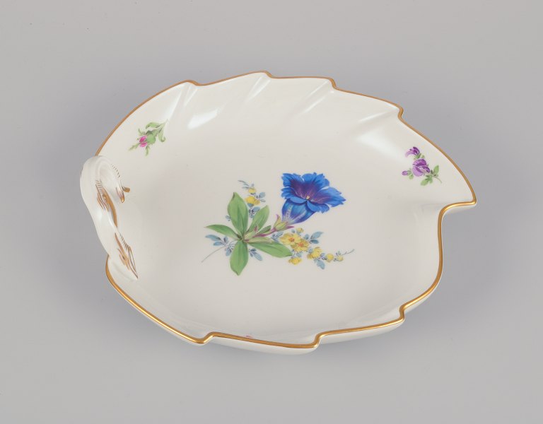 Meissen, Tyskland. Bladformet fad i porcelæn. Håndmalet med polykrome 
blomstermotiver.