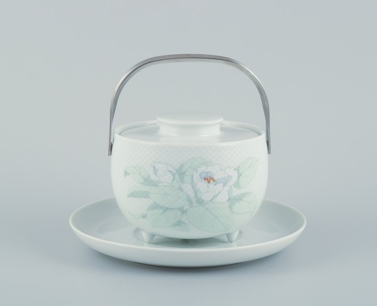 Tapio Wirkkala for Rosenthal Studio-linie, "Century Blütentraum". Sauce boat on 
three feet with a matching underplate decorated with a flower motif.