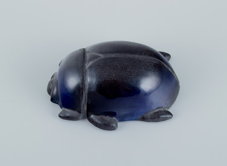 Taisto Kaasinen (1918–1980) for Arabia, Finland. Sjælden skarabæ i keramik med 
glasur i blå og sorte nuancer.