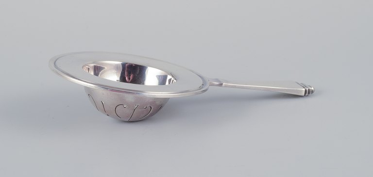 Rare and early Georg Jensen Pyramid tea strainer in sterling silver.
Art Deco.