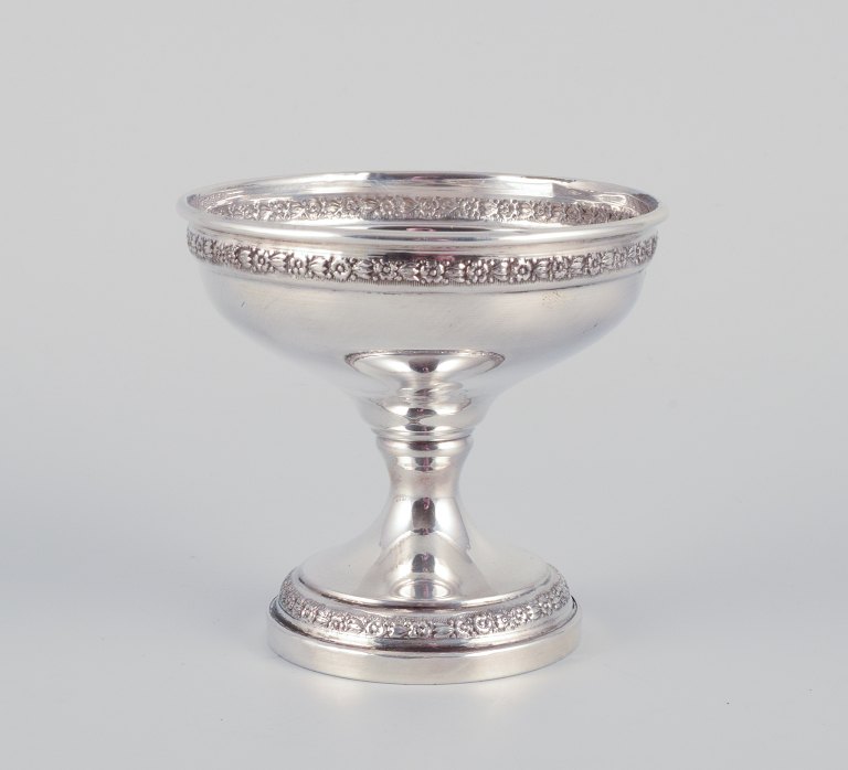 American goblet in sterling silver.
Classic design adorned with flowers.