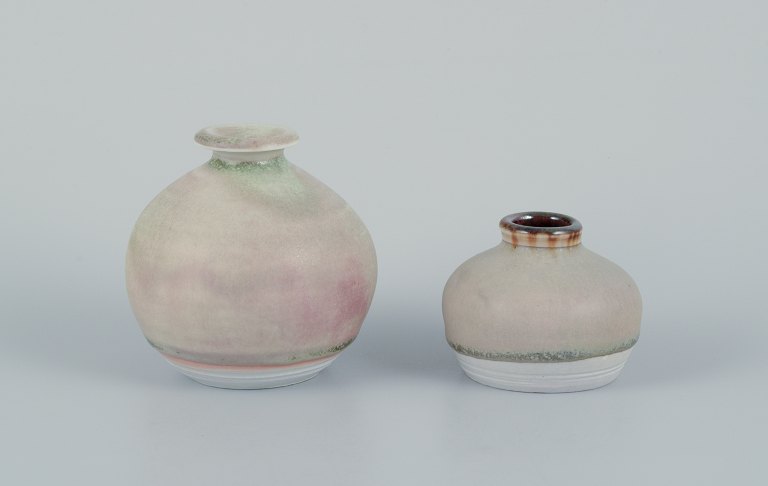 Elly Kuch (1929-2008) og Wilhelm Kuch (1925-2022). To unika keramikvaser. 
Sandfarvet glasur.