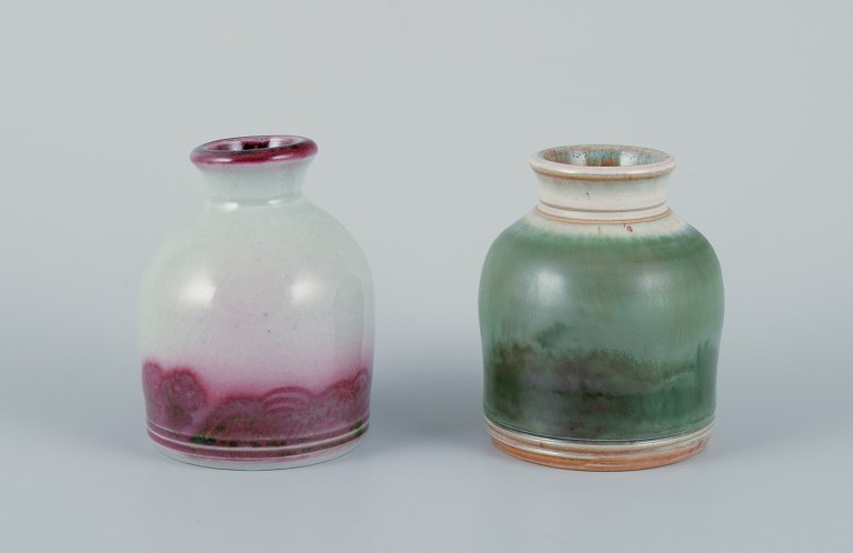 Elly Kuch (1929-2008) and Wilhelm Kuch (1925-2022). Two unique ceramic vases.
One vase with glaze in green tones.
The other vase with reddish glaze on a sand-colored base.