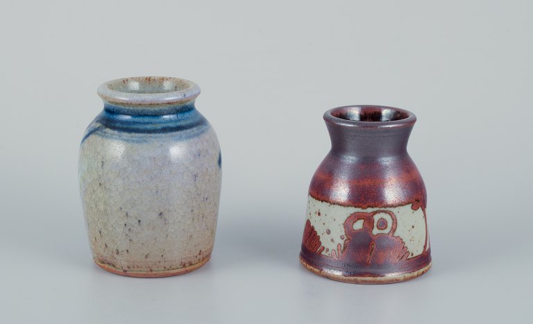 Elly Kuch (1929-2008) og Wilhelm Kuch (1925-2022). To unika keramikvaser. 
Den ene vase med glansfuld glasur i blålige og violette toner.
Den anden vase med glasur i brune nuancer. Abstrakte motiver.