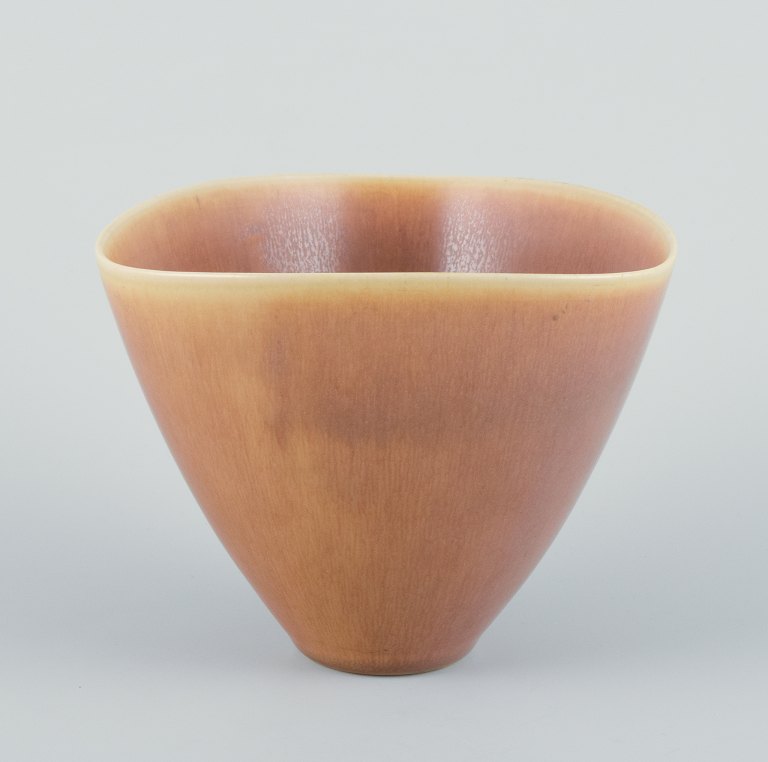 Per Linnemann-Schmidt (1912-1999) for Palshus, Danmark. 
Keramikvase, harepelsglasur i brune og gule nuancer.