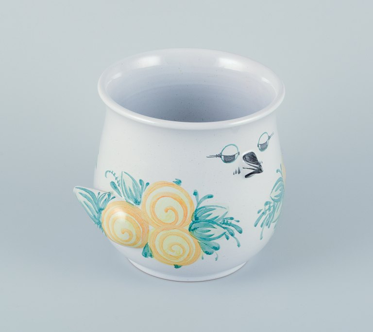 Bjørn Wiinblad (1918-2006) for Det Blå Hus, Danmark. Unika urtepotteskjuler i keramik udformet som en fugl. Glasur i grønne og gule toner.