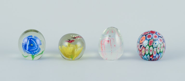 Skandinavisk glaskunstner. Fire brevpressere i kunstglas. Blomstermotiver med 
mere indlagt i glasset. Håndlavet.