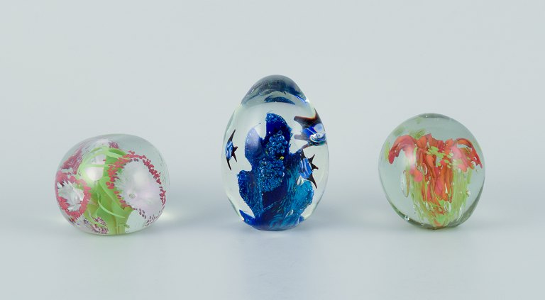 Skandinavisk glaskunstner. Tre brevpressere i kunstglas. Blomstermotiver med 
mere indlagt i glasset. Håndlavet.