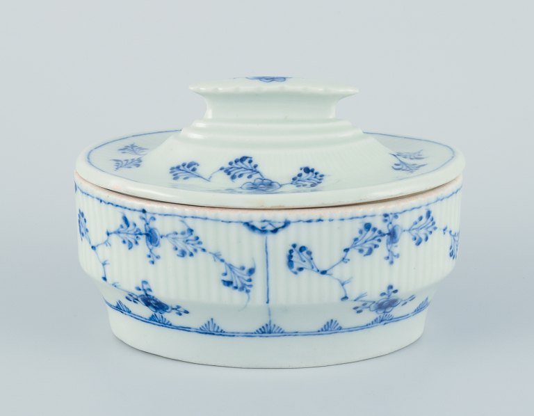 Antique Royal Copenhagen Blue Fluted butter dish.
Rare butter dish from around 1820.