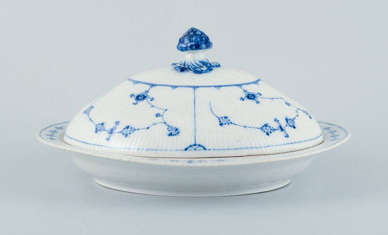 Antique Royal Copenhagen Blue Fluted oval tureen with lid.
Rare tureen from the late 1700s/early 1800s.