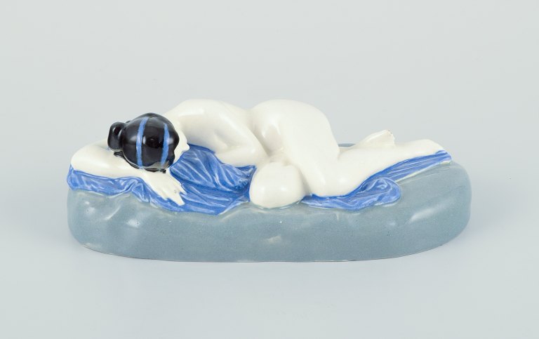 Keramos, Østrig. Sjælden Art Deco skulptur i keramik af liggende nøgen kvinde. 
Håndmalet.