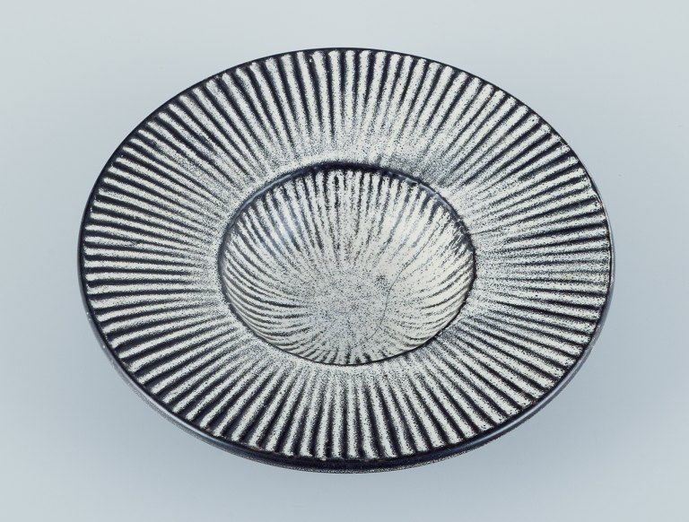 Svend Hammershøi (1873-1948) for Kähler. Keramikskål i rillet design.
Sortgrå dobbeltglasur.