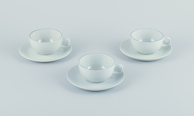 Tre Aluminia/Royal Copenhagen Blåkant kaffekopper med tilhørende underkopper.
Designet af Grethe Meyer.