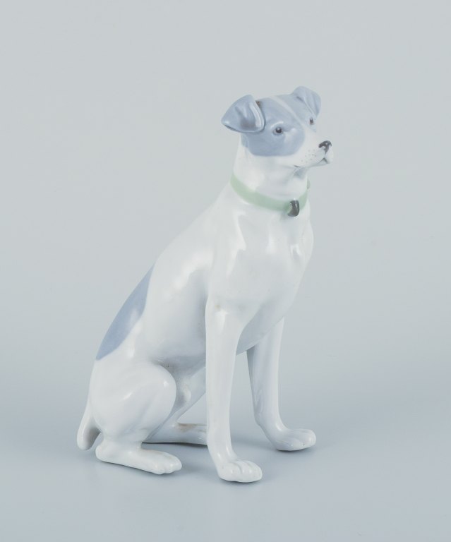 Fritz og Ilse Pfeffer, Gotha, Tyskland. Porcelænsfigur af stående hund.