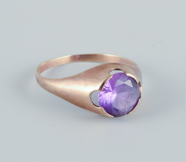 Danish goldsmith, 14 karat gold ring adorned with light violet semi-precious 
gemstone. Art Deco design.