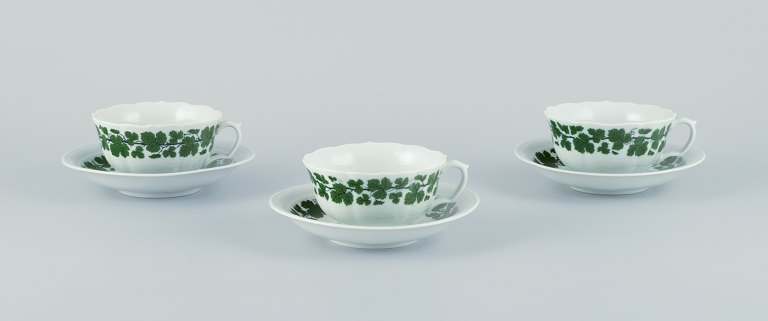 Meissen, Green Ivy Vine, a set of three tea cups and saucers.