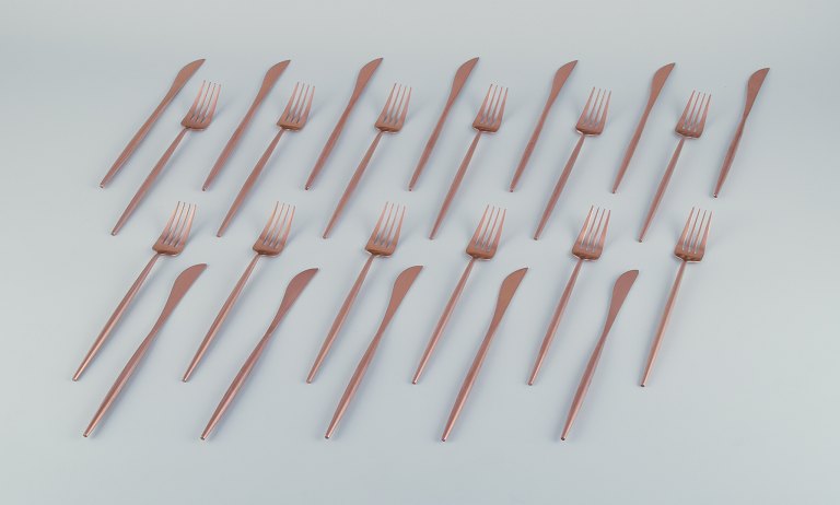 A twelve-person modernist dinner cutlery set in brass.
Comprising twelve dinner knives and twelve dinner forks.