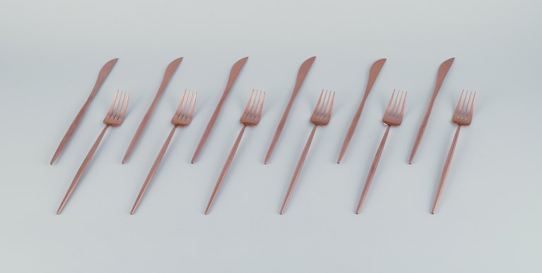 A six-person modernist dinner cutlery set in brass.
Comprising six dinner knives and six dinner forks.