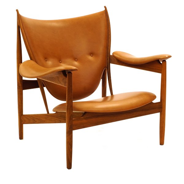 Finn Juhl Høvdingestol. Finn Juhl, 1912-89, Høvdingstol i valnød med 
cognacfarvet læder. Designet 1949. Fremstillet af OneCollection. Fremstår i flot 
stand