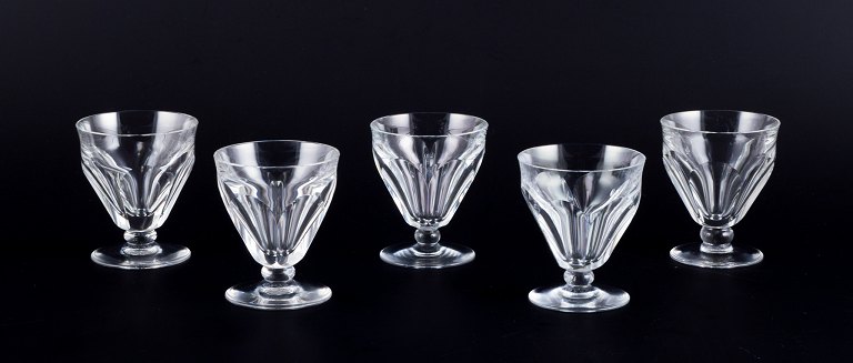Baccarat, Frankrig. Et sæt på fem Art Deco hedvinsglas i facetslebet 
krystalglas.