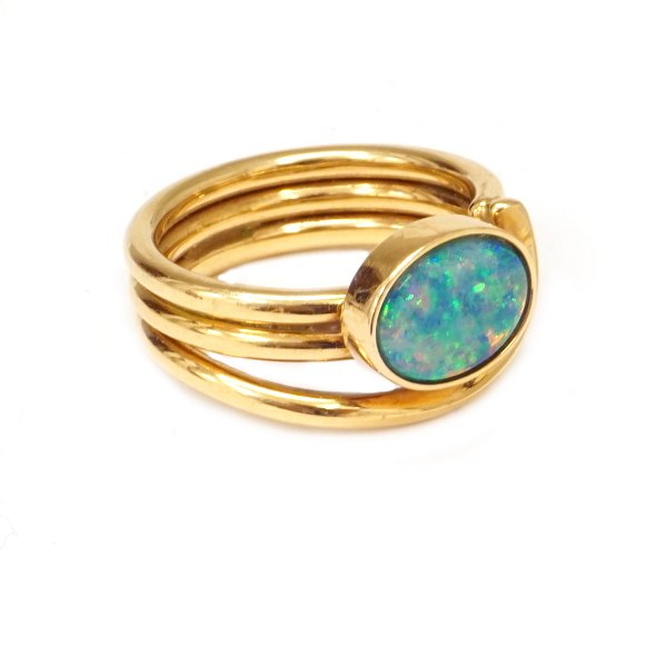 Ring aus 14kt Gold mit einem Opal. I. Holm, Kopenhagen, 1893-1970. Ringgr. 54