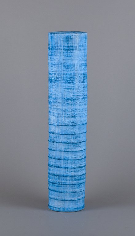 Kolossal cylinderformet gulvvase i keramik. Håndglaseret i blå nuancer.