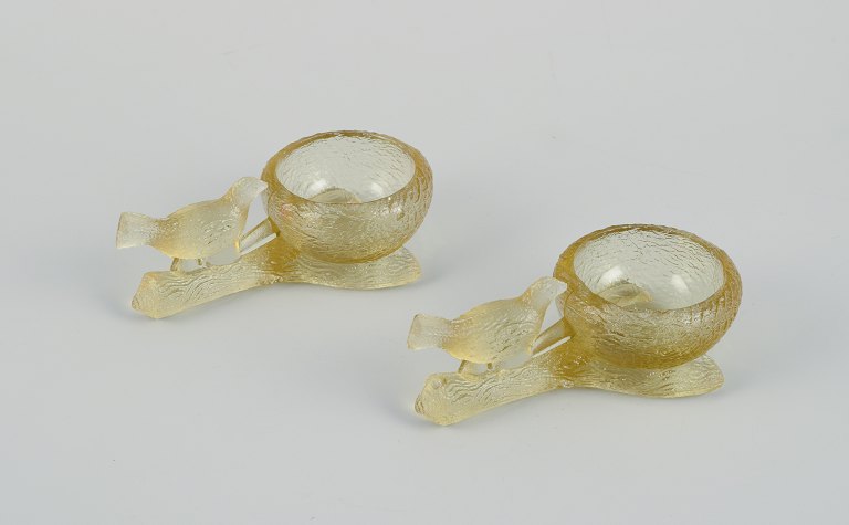 Fåglavik Glasbruk (1874-1980), Sweden.
Two salt cellars with birds in colored glass. Handmade yellow-brown glass.