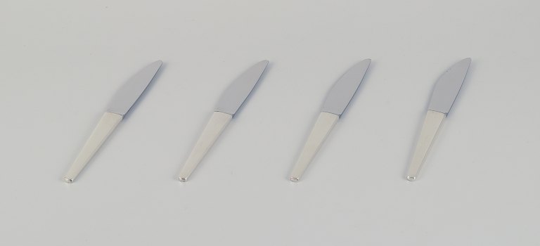 Henning Koppel for Georg Jensen. A set of four Caravel lunch knives in sterling 
silver with stainless steel blades.