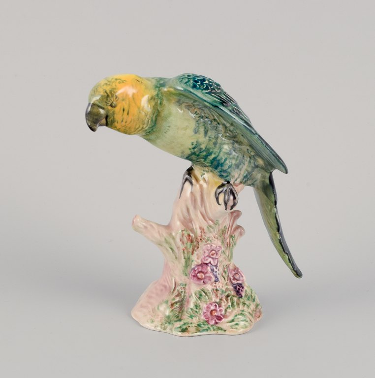 Beswick, England. Figur af papegøje i porcelæn. Håndmalet.