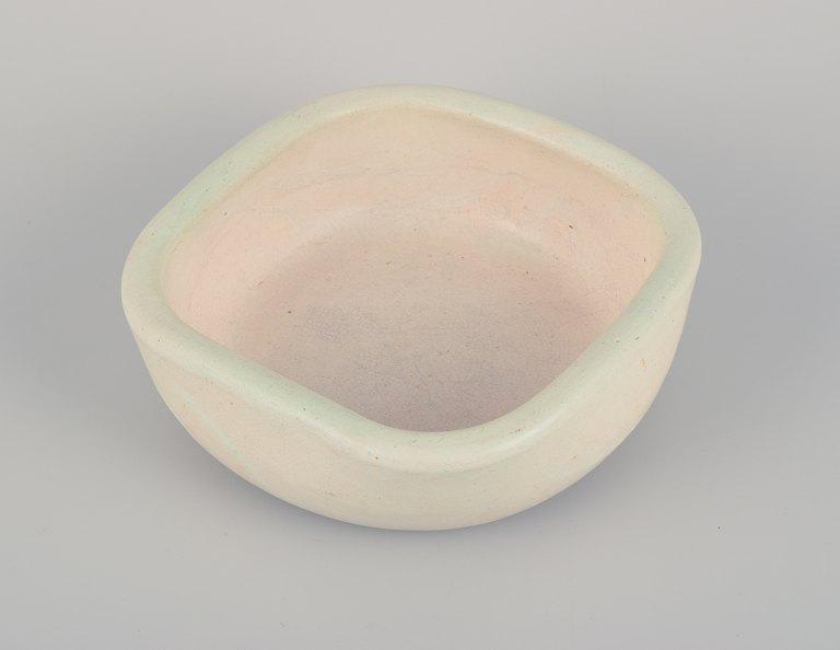 Elchinger, France. Ceramic bowl with light-toned glaze. Hand-decorated.