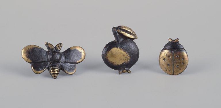 Walter Bosse (1904-1979), Østrig. 
Tre miniature-figurer i bronze. Mariehøne, æble og humlebi.