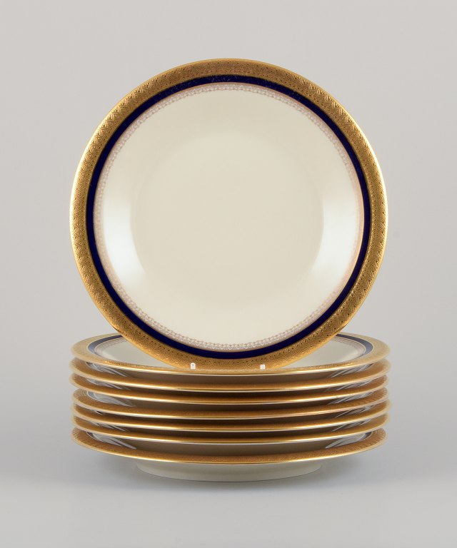 Hutschenreuther, Germany. Eight dinner plates from the "Margarete" series.