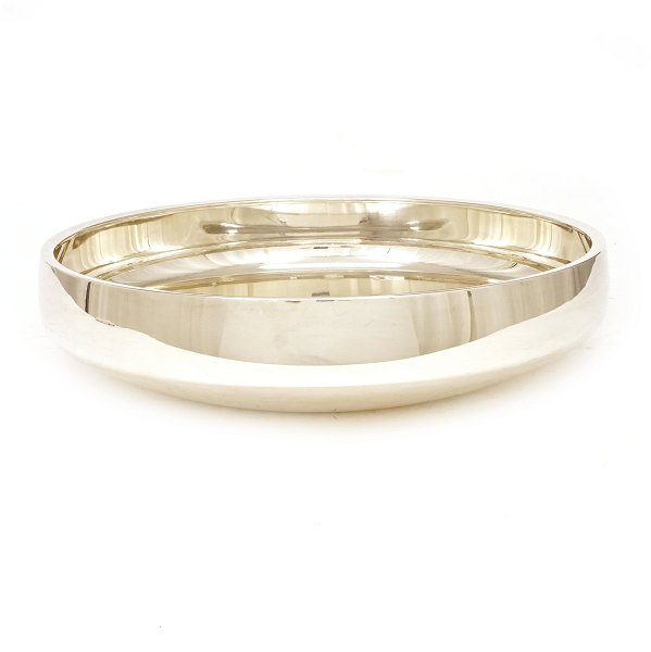 Large sterlingsilver bowl 1131A by Henning Koppel for Georg Jensen. H: 7cm. D: 
28,3cm. W: 1.090gr