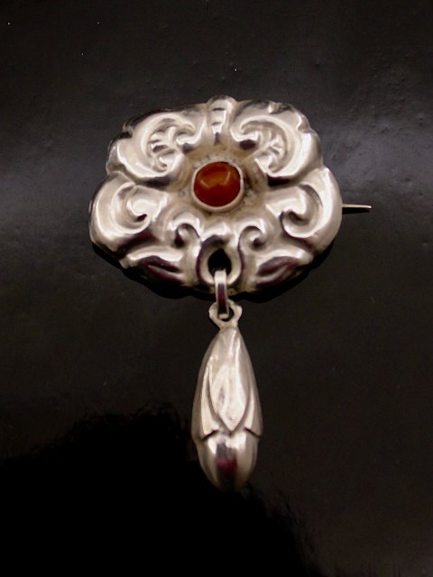 Art nouveau brooch with amber