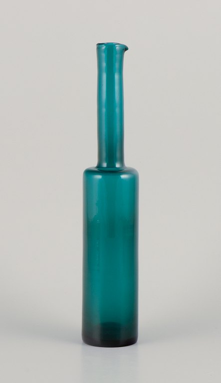 Nanny Still (1926-2009) for Riihimäen Lasi, Finland.
Vase/flaske i turkis mundblæst kunstglas.