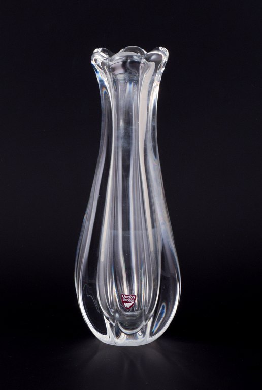 Jan Johansson for Orrefors, Sweden. "Siljan" Art glass vase in clear glass.