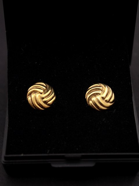 14 carat gold ear studs