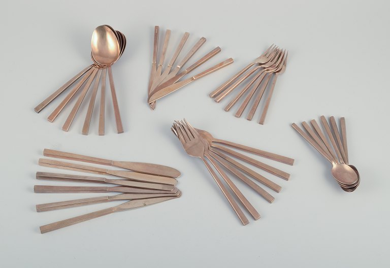 Sigvard Bernadotte "Scanline" brass flatware.
Six-person dinnerware. 36 pieces in total.