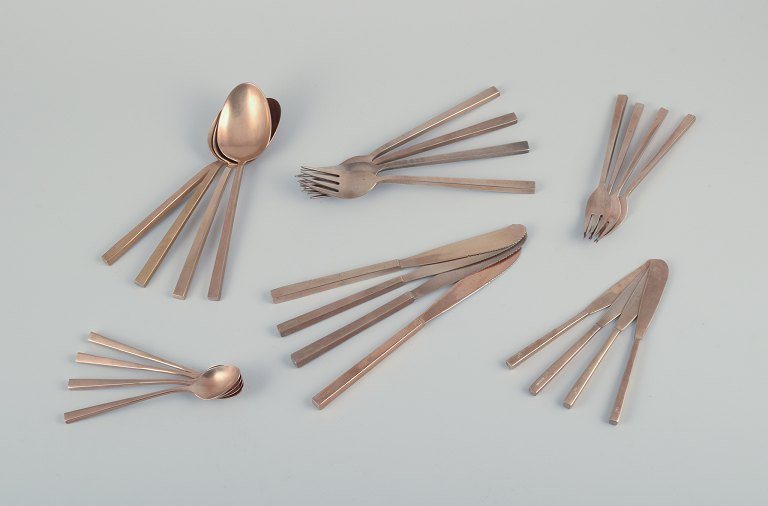 Sigvard Bernadotte "Scanline" brass flatware.
Four-person dinnerware set consisting 24 pieces.