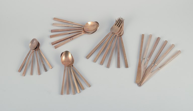 Sigvard Bernadotte "Scanline" brass flatware.
Six-person dinnerware set. 30 pieces in total.