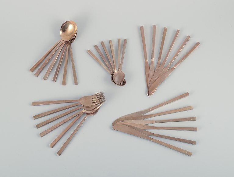 Sigvard Bernadotte "Scanline" brass flatware.
Six-person dinnerware set. 30 pieces in total.