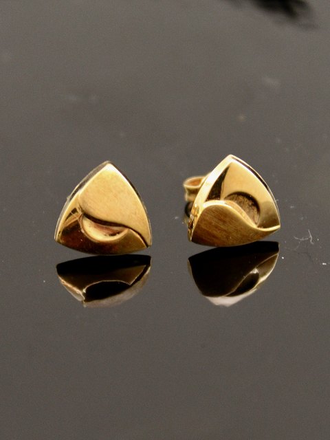 8 carat gold ear studs